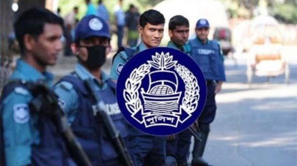 নীলক্ষেত মোড়ে পরিস্থিতি নিয়ন্ত্রণে রাখতে অতিরিক্ত পুলিশ মোতায়েন করা হয়েছে