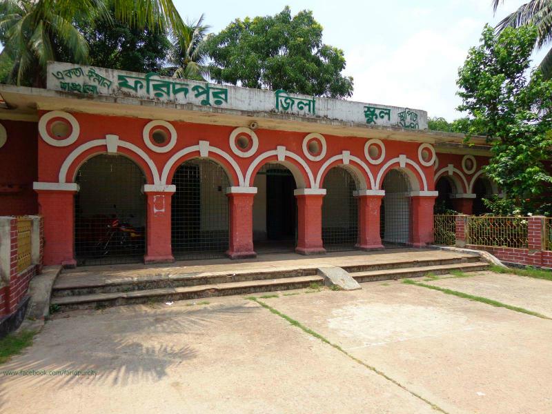 বিদ্যালয়ে শিশুদের ভর্তির ক্ষেত্রে লটারি পদ্ধতি বাতিলের ঘোষণায় তুমুল বিতর্ক দেখা দিয়েছে