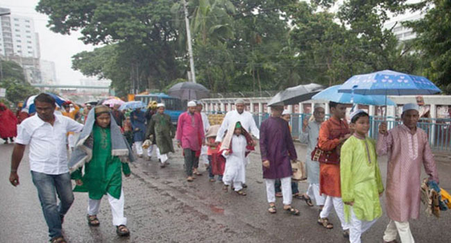 বৃষ্টিতে জুমাতুল বিদায় বিপাকে পড়েছেন মুসল্লিরা