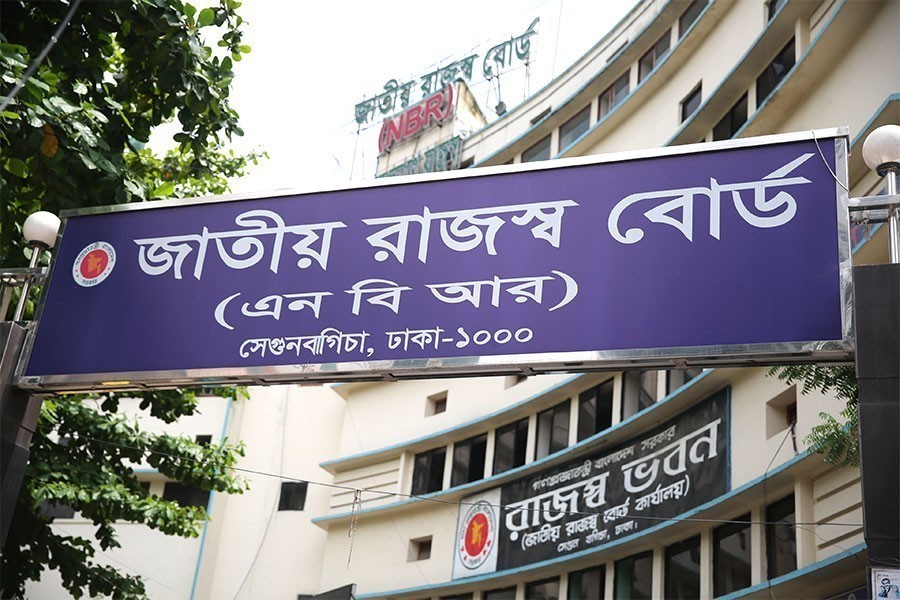 মোবাইলফোন, ইন্টারনেটসহ  শতাধিক পণ্য ও সেবায় শুল্ক ও কর বাড়িয়েছে সরকার