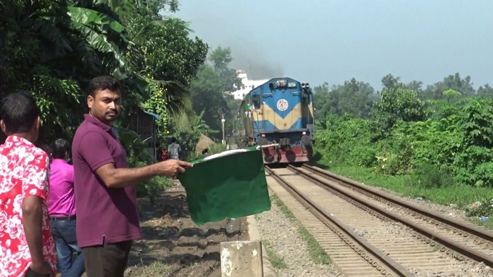 সারা দেশে বন্ধ হলো ট্রেন চলাচল