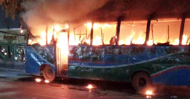 রাজধানীর ডেমরায়া রমজান পরিবহনের একটি বাসে আগুন দিয়েছে দুর্বৃত্তরা