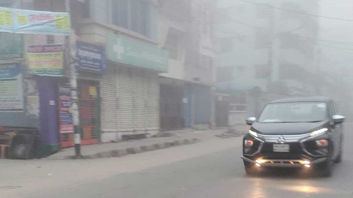 আজ ঢাকায় কুয়াশার মাত্রা অনেক বেশি, হেডলাইট জ্বালিয়ে চলছে গাড়ি
