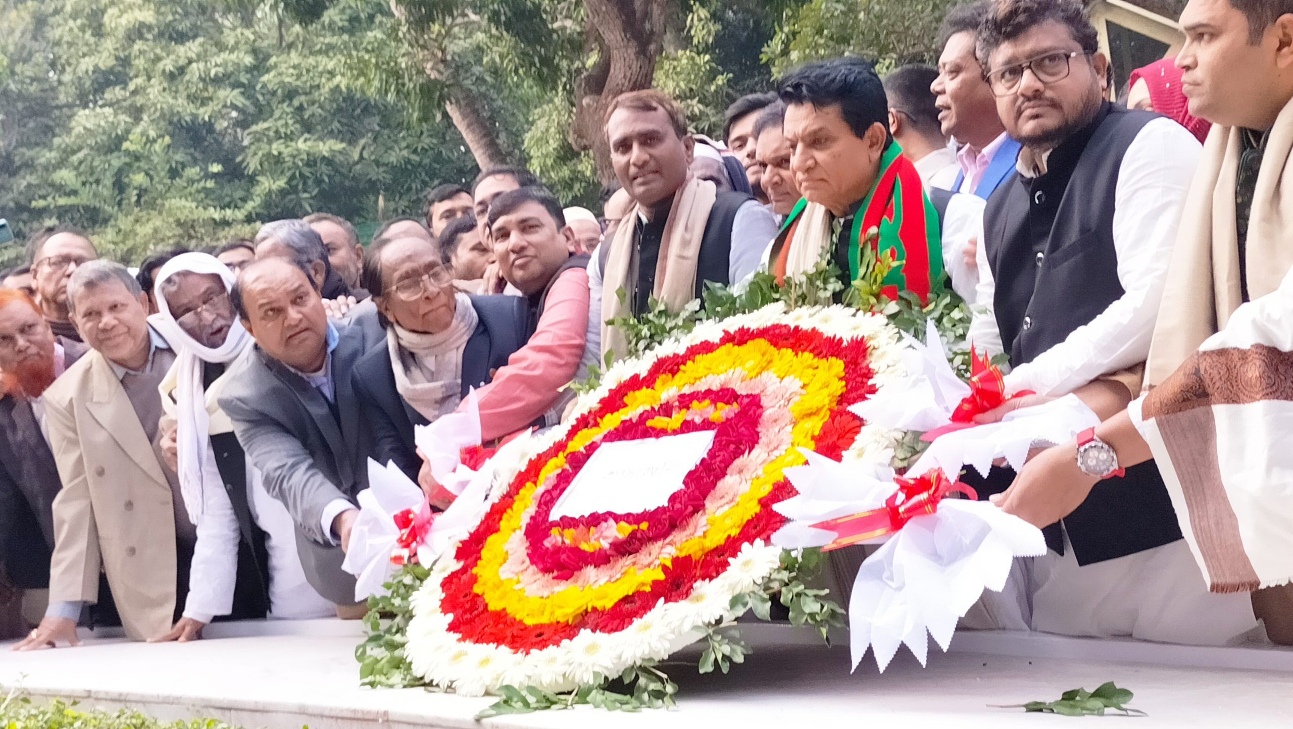 বঙ্গবন্ধুর সমাধিতে ফরিদপুর-৩ সদর আসনের নবনির্বাচিত সংসদ সদস্য  এ.কে. আজাদের শ্রদ্ধা