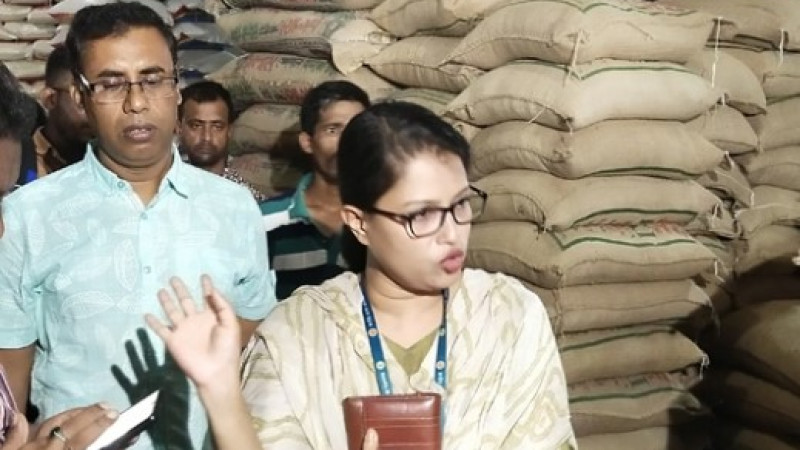 ঢাকাসহ সারাদেশে মজুতবিরোধী অভিযানে শতাধিক প্রতিষ্ঠানকে ২১ লাখ টাকা জরিমানা