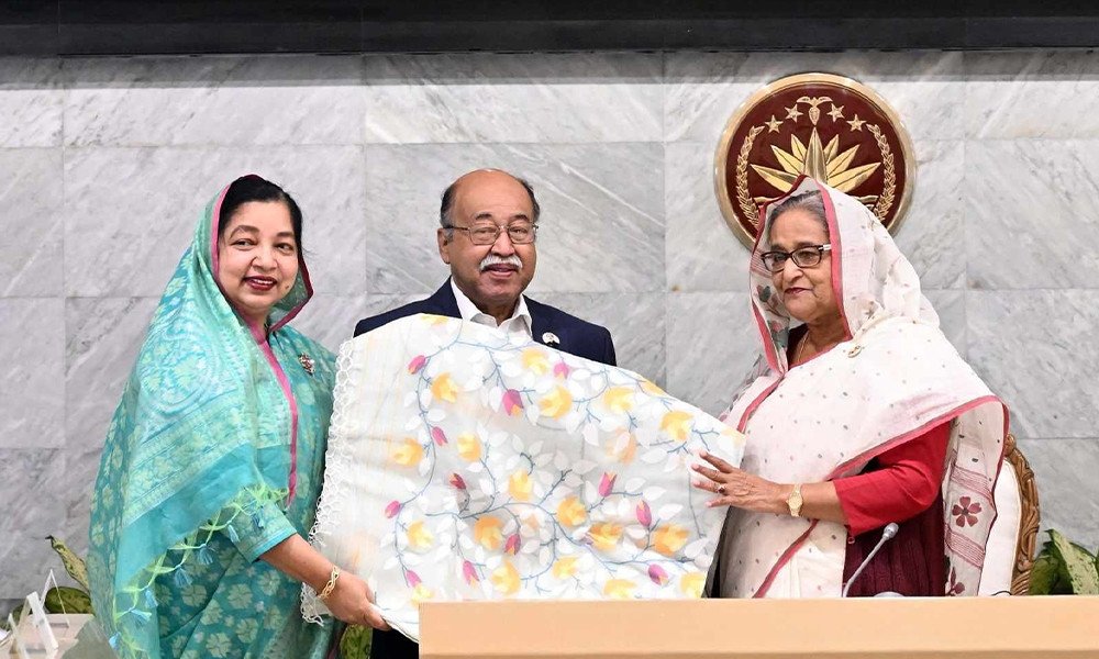 প্রধানমন্ত্রী শেখ হাসিনার কাছে ৩ পণ্যের জিআই সনদ হস্তান্তর