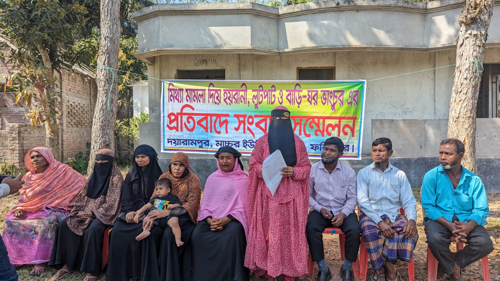 নিজ বসত ভিটায় বসবাসের অধিকার ফিরে পেতে চায়  ৫ টি পরিবারের নাবালক শিশুসহ প্রায় ২৫ জন সদস্য