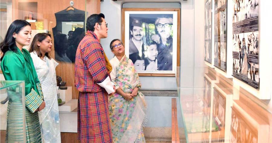 ভুটানের রাজাকে বঙ্গবন্ধুর স্মৃতিচিহ্ন দেখালেন শেখ রেহানা ও পুতুল