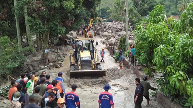 ইন্দোনেশিয়ার পশ্চিমাঞ্চলীয় সুমাত্রা দ্বীপে সৃষ্ট বন্যা ও ভূমিধসে অন্তত ১৮ জনের মৃত্যু