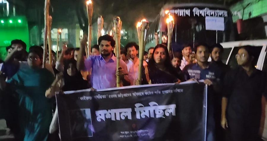 অবন্তিকার আত্মহত্যার সুষ্ঠু বিচারের দাবিতে বিশ্ববিদ্যালয়ে মশাল মিছিল, ৬ দফা বাস্তবায়নে ৭ দিনের আলটিমেটাম