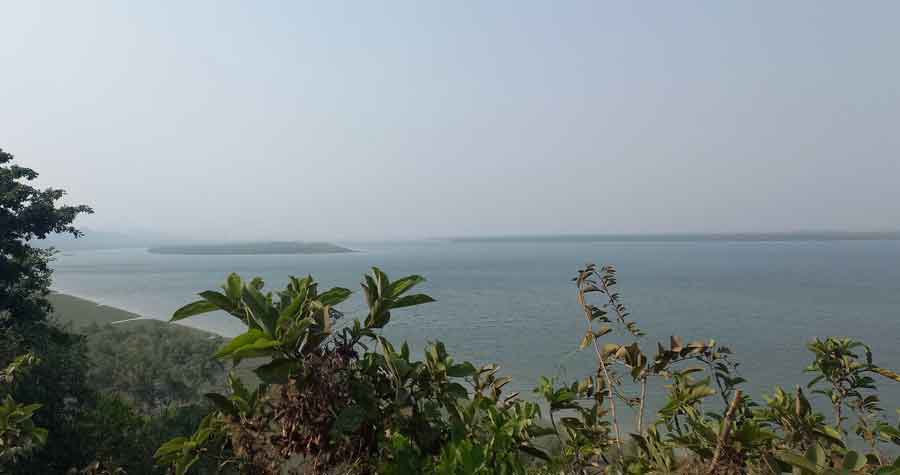 শাহ পরীর দ্বীপ নাফ নদীর জলসীমানায় মিয়ানমারের ৮টি যুদ্ধ জাহাজ, গোলাগুলি ও মর্টার শেলের বিকট শব্দ