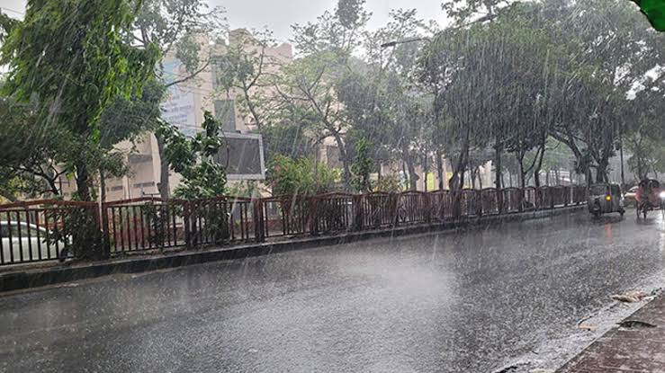 ভোর বেলা থেকে রাজধানীতে শুরু হয়েছে স্বস্তির বৃষ্টি