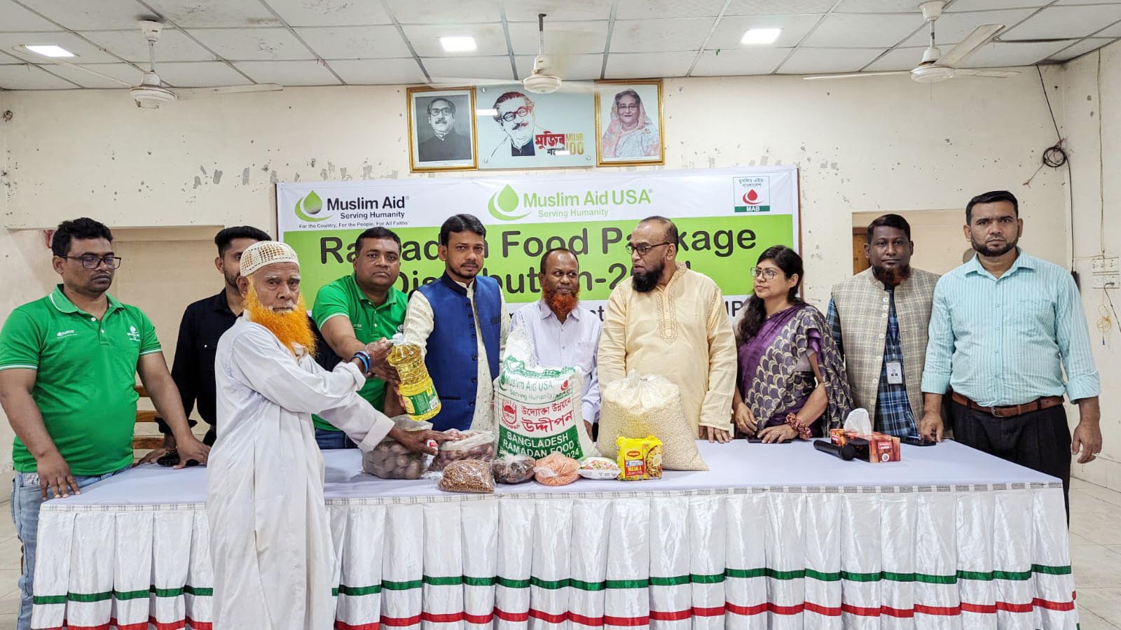 ফরিদপুরে রমজান ও ঈদ উপলক্ষে হতদরিদ্র মানুষের মাঝে উদ্দিপনের খাদ্য সামগ্রী বিতরণ