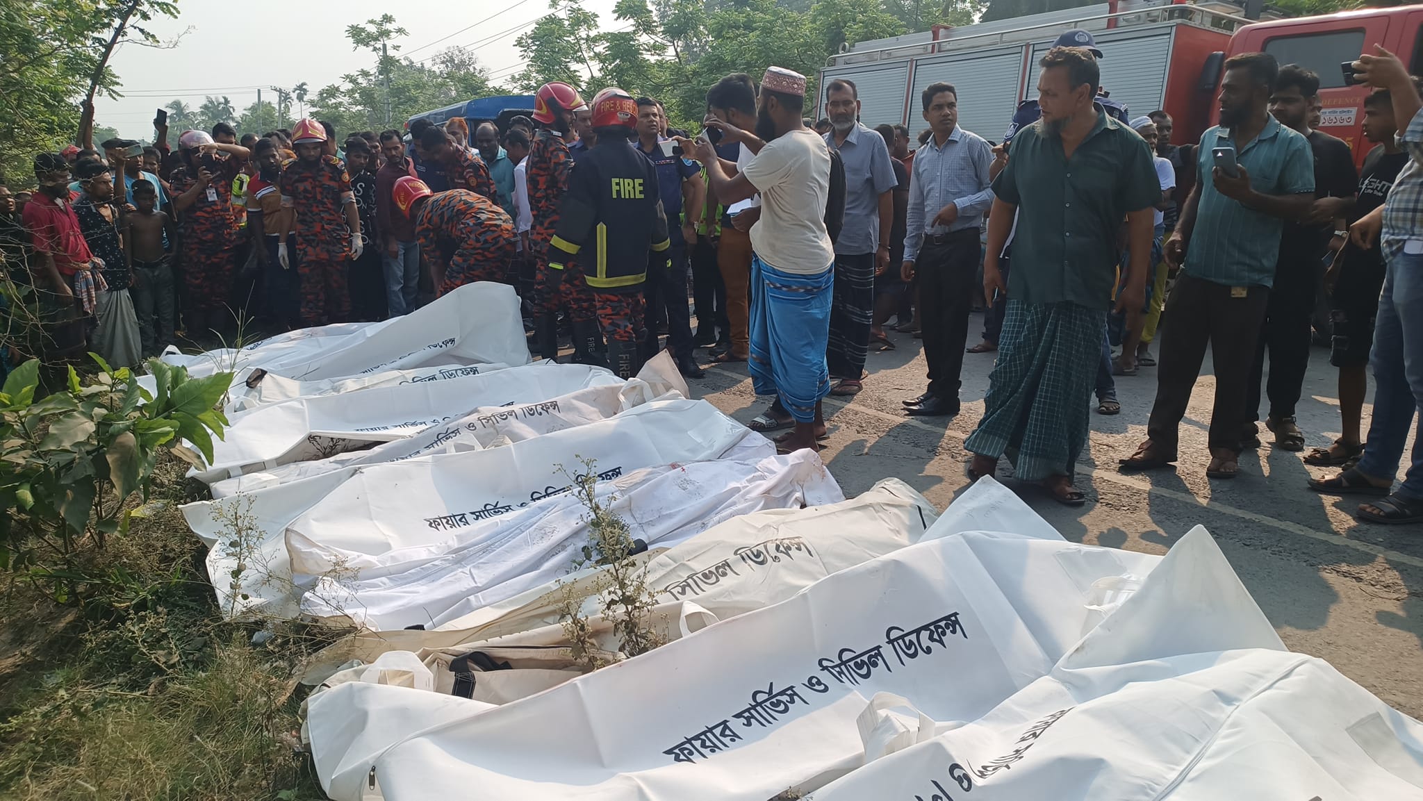 ফরিদপুরে ত্রানের টিন আনতে গিয়ে সড়কে প্রান ঝড়লো ১৪ জনের