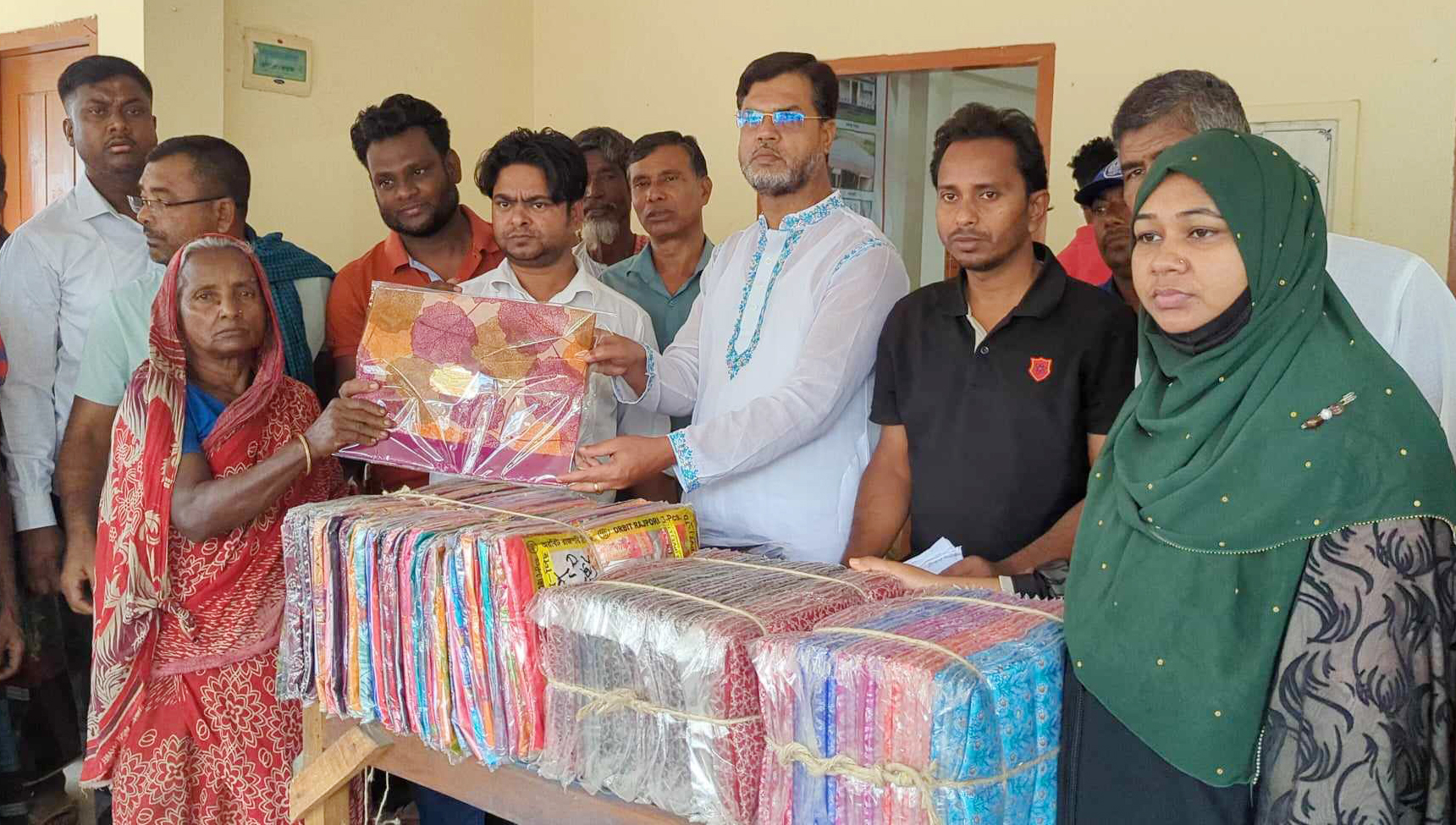 ফরিদপুরের নর্থ চ্যানেল ইউনিয়নে অসচ্ছল ও অসহায় মানুষের মাঝে ঈদের নতুন পোষাক বিতরন