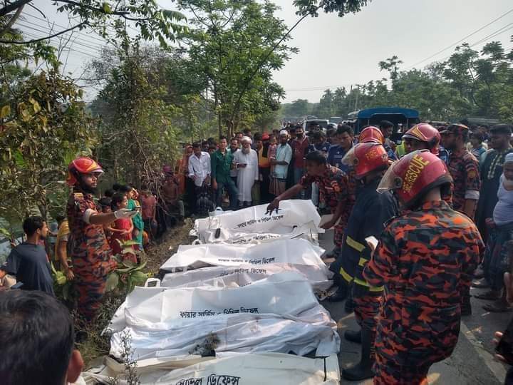 ফরিদপুরে সড়কে নিহত ১৩ জনের নাম পরিচয় জানা গেছে
