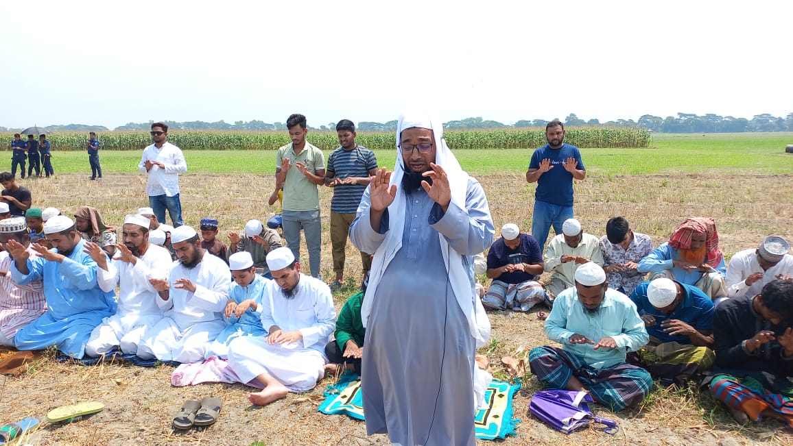 ফরিদপুরের সালথায় বৃষ্টি কামনায় ফসলের মাঠে নামাজ আদায়