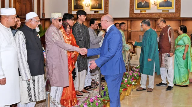 সমাজের সচ্ছল ব্যক্তিদেরকে দরিদ্র জনগোষ্ঠীর পাশে দাঁড়ানোর আহ্বান জানিয়েছেন রাষ্ট্রপতি
