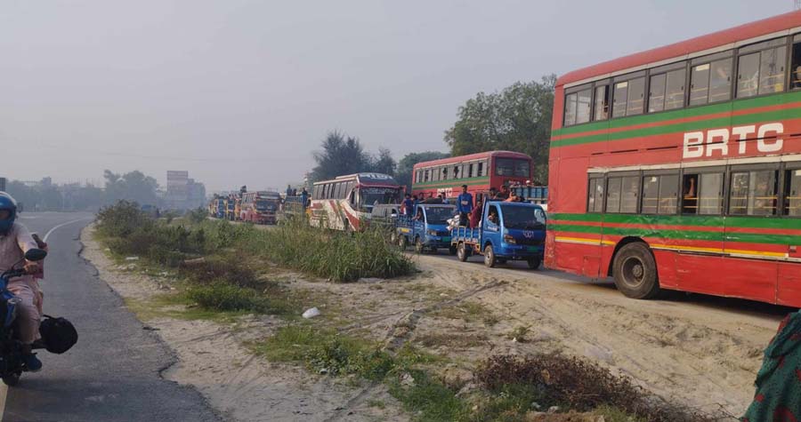 টাঙ্গাইলে মহাসড়কে ২৫ কিলোমিটার এলাকাজুড়ে দীর্ঘ যানজটের সৃষ্টি হয়েছে