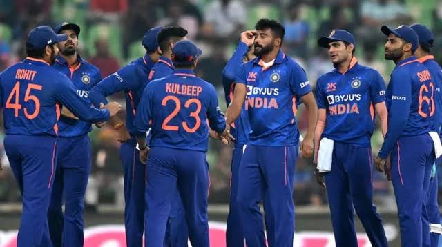 বিশ্বকাপ দলে বেশ চমক রেখেছে ভারত