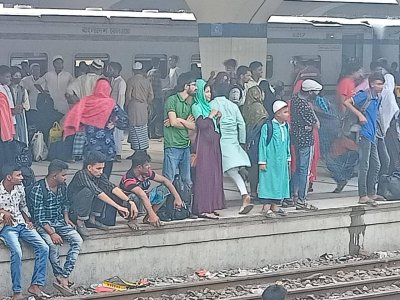 চরম শিডিউল বিপর্যয়ে পড়েছে ট্রেন