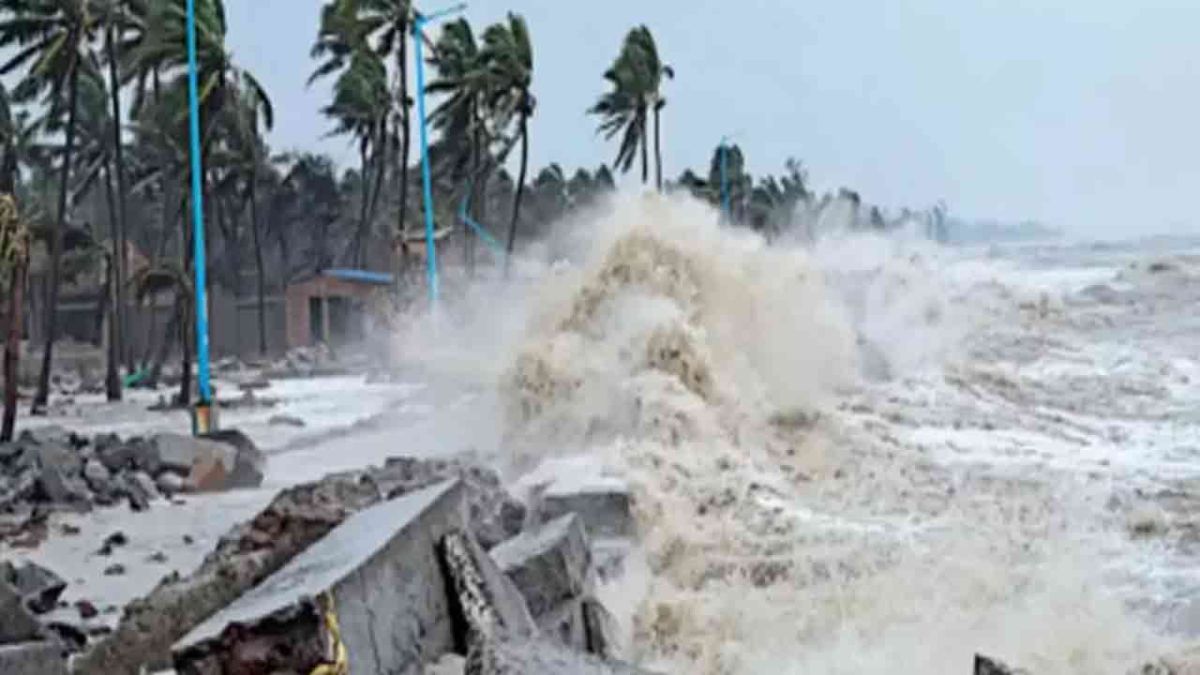 পূর্ণ শক্তি নিয়ে উপকূলীয় অঞ্চলে তাণ্ডব চালিয়েছে ঘূর্ণিঝড় রেমাল