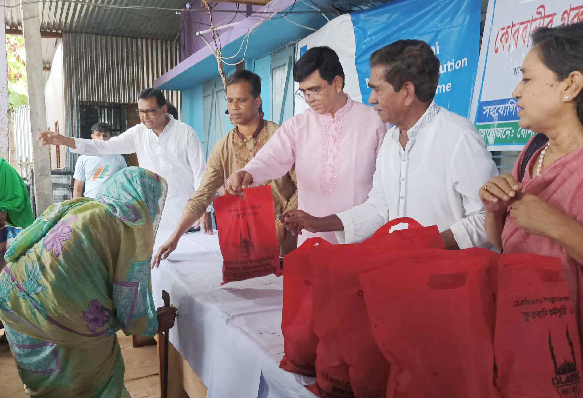 ফরিদপুরে ১৮শত পরিবারের মাঝে দুইকেজি করে কোরবানীর মাংস বিতরন