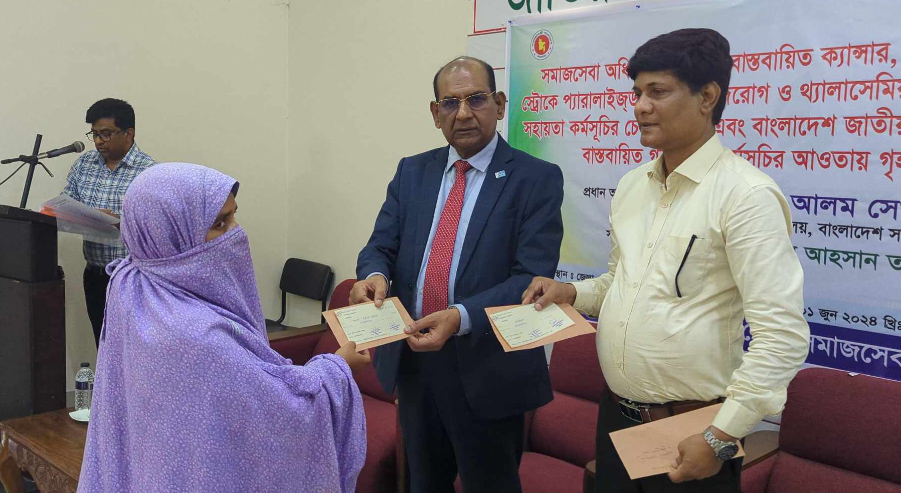 ফরিদপুরে দু:স্থ্য রোগীদের মাঝে আর্থিক সহায়তার চেক বিতরণ