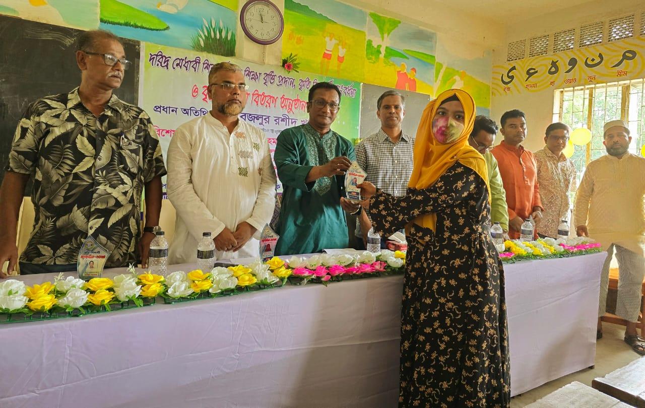 ফরিদপুরে কৃতি শিক্ষার্থীদের সংবর্ধনা ও গাছ বিতরণ