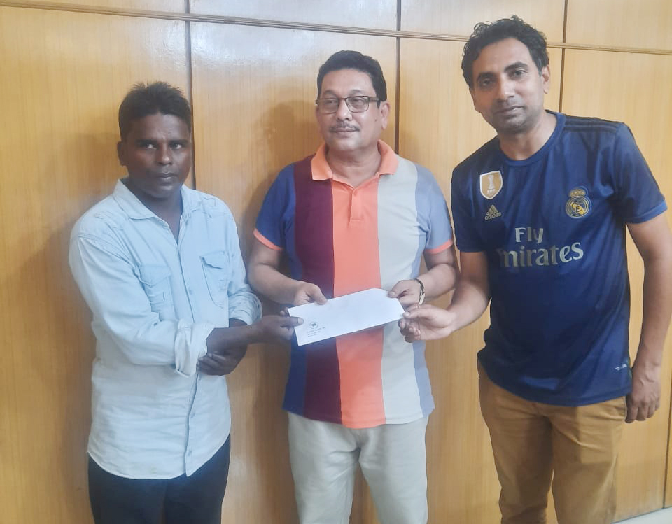 কথা রেখেছেন আওয়ামীলীগ নেতা, জীবিত রাসেল ভাইপার সাপ ধরে পুরস্কার পেলেন ফরিদপুরের দুই ব্যক্তি