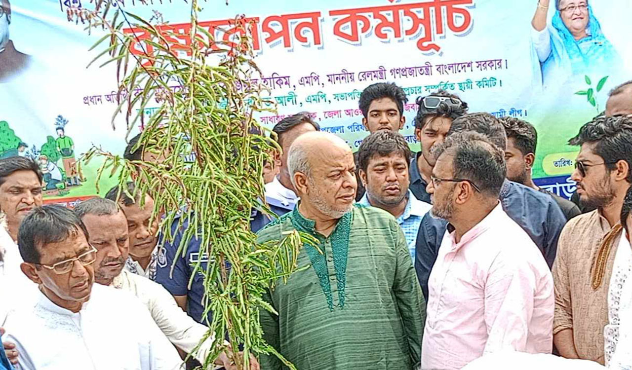 কোরবানির ঈদেও মানুষ ভোগান্তি ছাড়া ট্রেনে বাড়ি ফিরতে পারছে: রেলপথমন্ত্রী জিল্লুল হাকিম