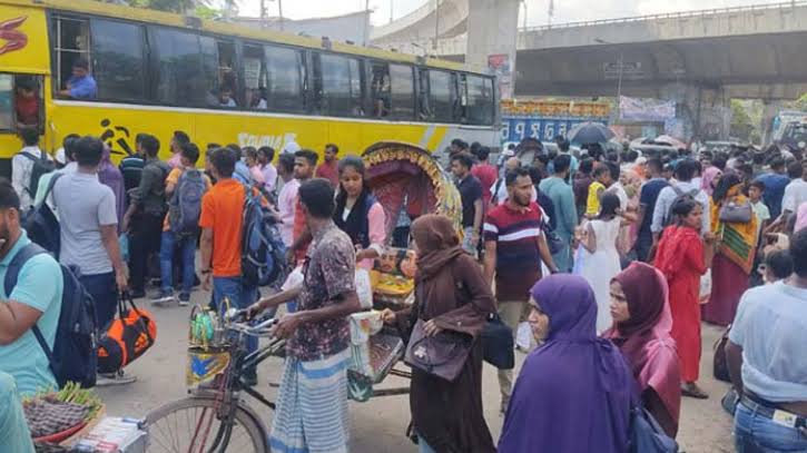 দলে দলে রাজধানী ছাড়ছে মানুষ