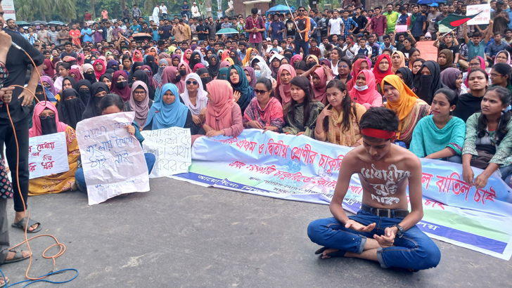 সংসদে আইন পাসের এক দফা দাবিতে আন্দোলনরত শিক্ষার্থীরা নতুন কর্মসূচি