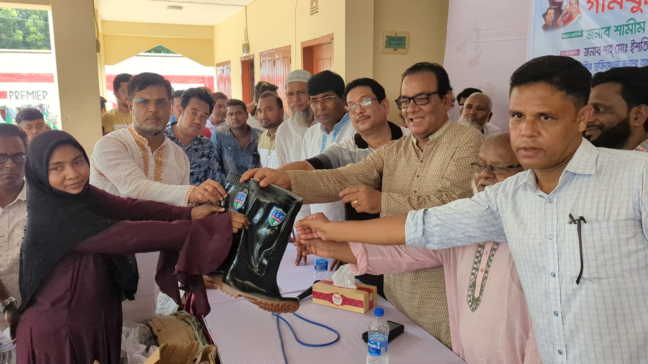 ফরিদপুরে কৃষক কৃষাণিদের মাঝে গামবুট বিতরণ