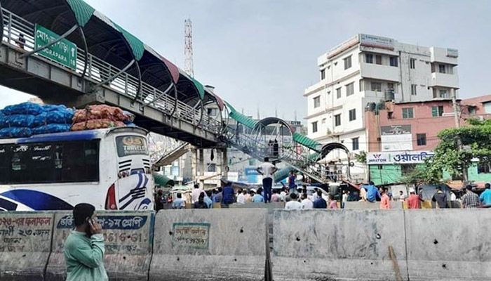 রাজধানীর যাত্রাবাড়ীতে মহাসড়ক পুরোপুরি বন্ধ