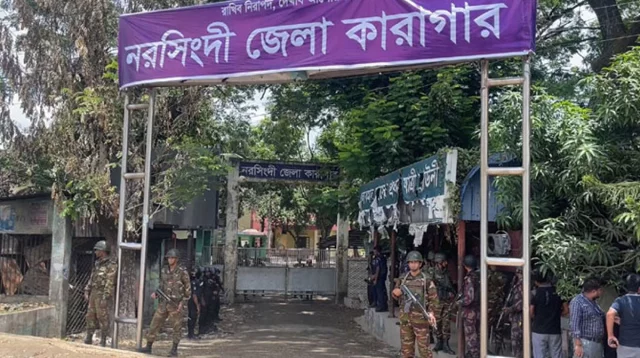 নরসিংদী জেলা কারাগার থেকে পালিয়ে যাওয়া আরও ১২২ বন্দী আত্মসমর্পণ