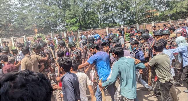 আক্রমণ না করার শর্তে বরিশাল বিশ্ববিদ্যালয় ক্যাম্পাস ছেড়েছে পুলিশ-বিজিবি
