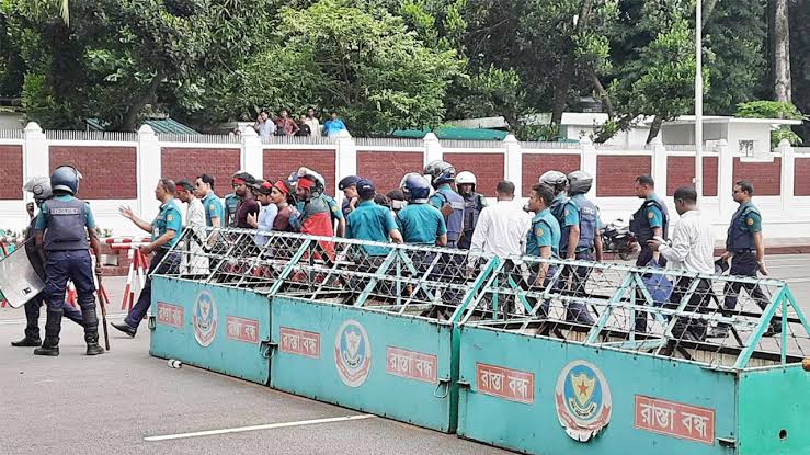 রাষ্ট্রপতির কাছে স্মারকলিপি জমা দিয়েছেন আন্দোলনরত শিক্ষার্থীরা