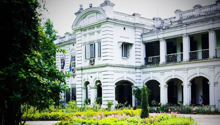 উপাচার্য, শিক্ষক ও কর্মকর্তা-কর্মচারীদের ক্যাম্পাস ত্যাগ করতে নোটিশ
