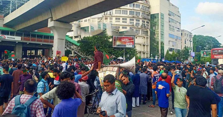 ফের মিছিল নিয়ে শাহবাগ মোড় অবরোধ করে সমাবেশ করছে শিক্ষার্থীরা