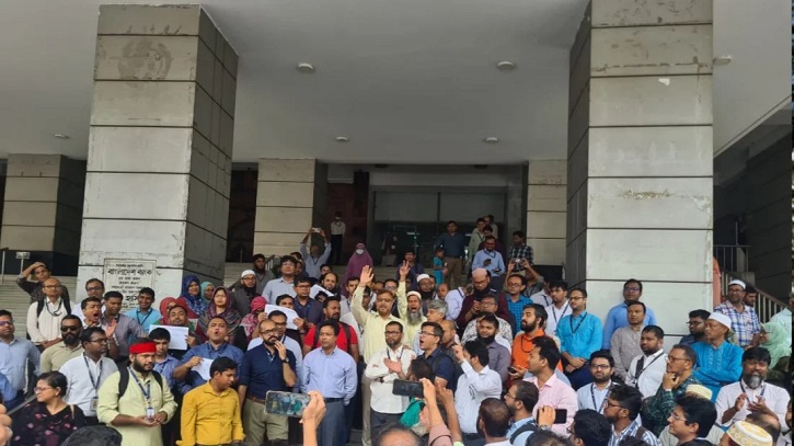 গভর্নরের পদত্যাগ দাবিতে বাংলাদেশ ব্যাংক উত্তাল