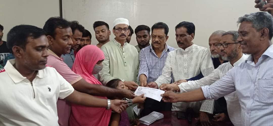 ফরিদপুরের সন্ধানী ডোনার ক্লাবের উদ্যোগে বৈষম্য বিরোধী কোটা আন্দোলনে   নিহত  আহতদের মাঝে আর্থিক সহায়তা প্রদান
