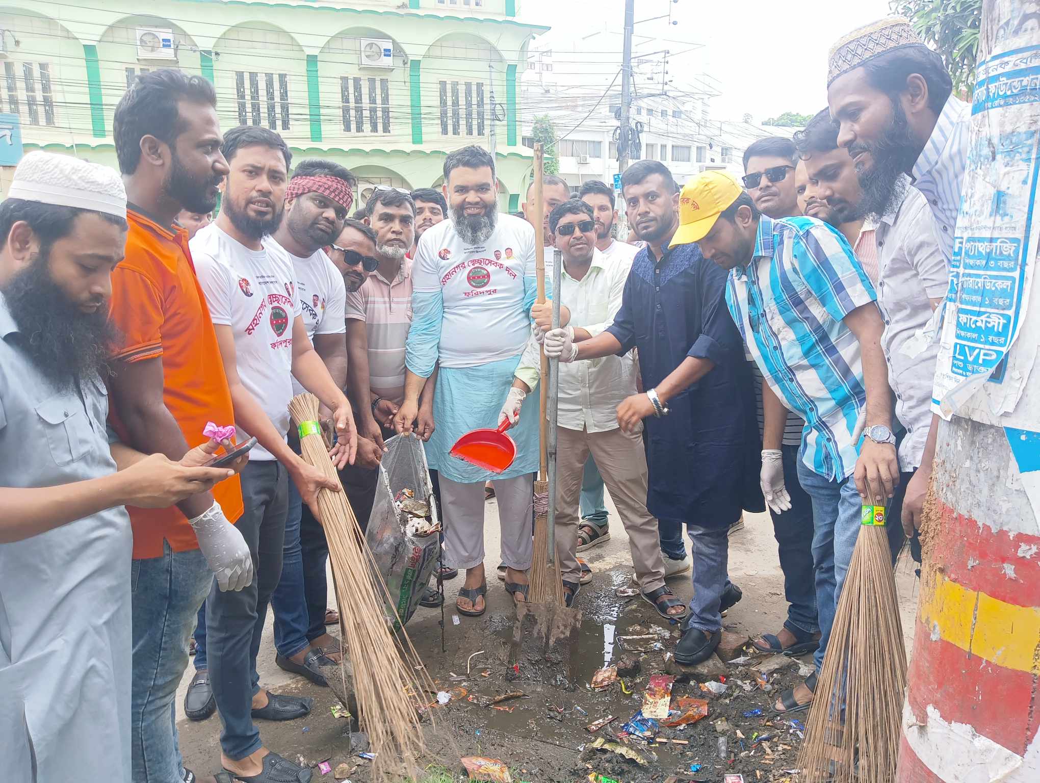 ফরিদপুর শহর পরিষ্কার পরিচ্ছন্ন  করলেন স্বেচ্ছাসেবক দলের নেতাকর্মীরা