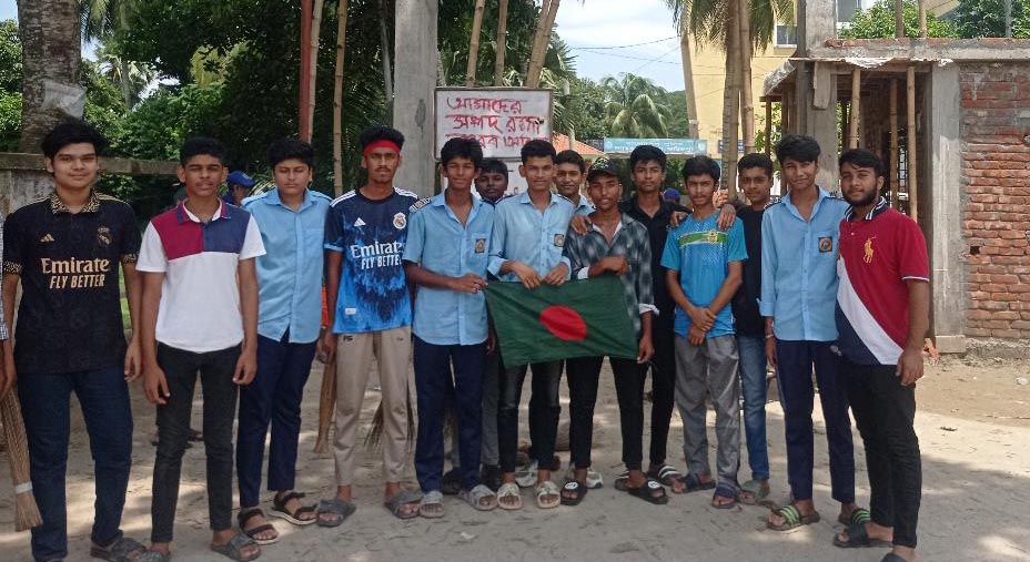 ফরিদপুরে নগরকান্দা থানা পাহারা দিচ্ছে ছাত্ররা