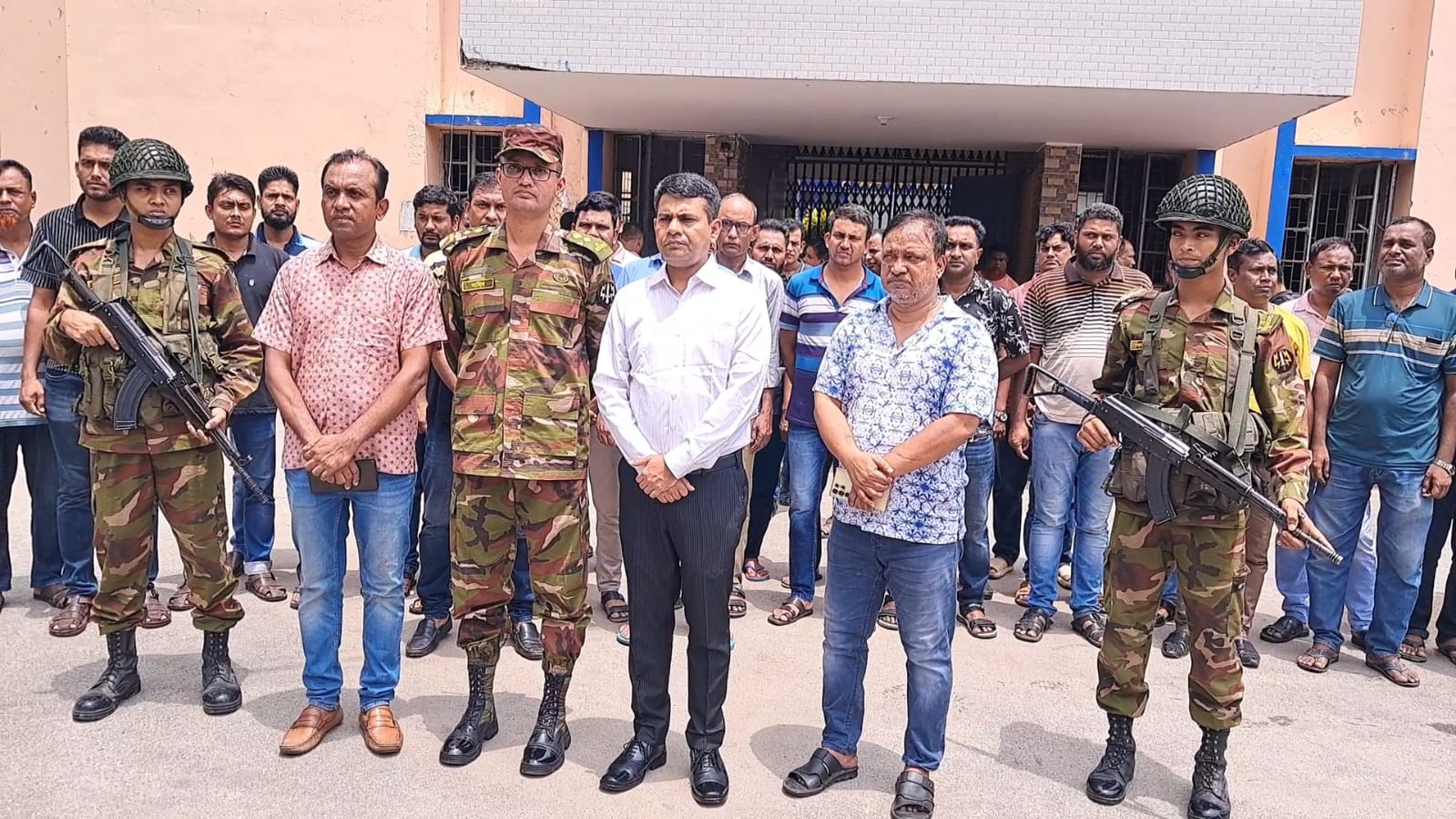 ফরিদপুরে সেনাবাহিনীর সহয়তায় পুর্ণমনবল নিয়ে কোতয়ালী পুলিশের কার্যক্রম শুরু
