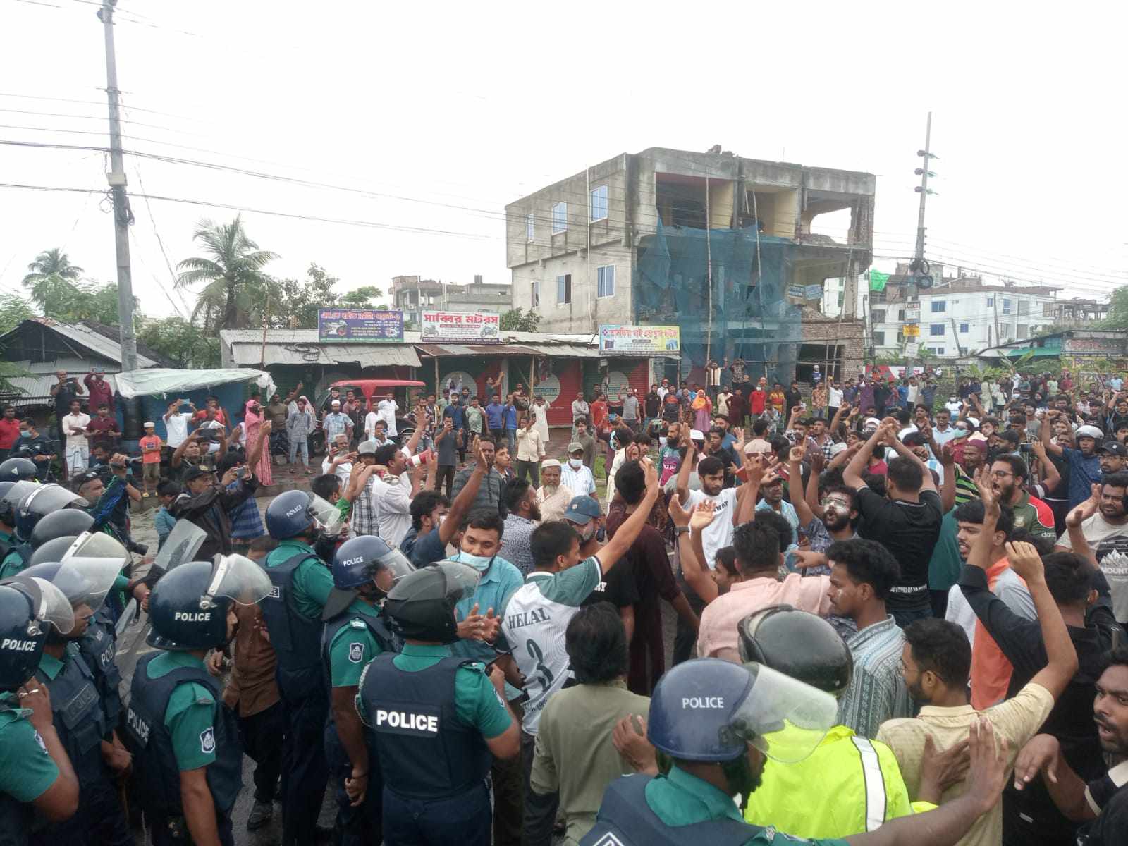 খুলনায় শিক্ষার্থীদের সঙ্গে পুলিশের সংঘর্ষ