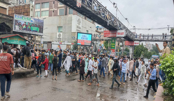 বৃষ্টি উপেক্ষা করে রাজধানীজুড়ে শিক্ষার্থীদের গণমিছিল