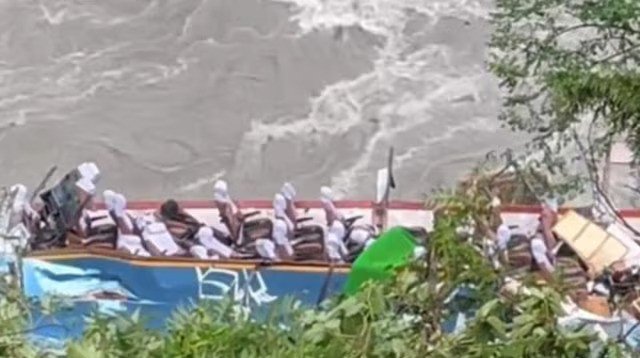 নেপালে ভারতীয় পূণ্যার্থীবাহী বাস নদীতে, নিহত ২৭