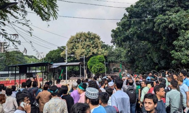 ‘রেজিস্ট্যান্স উইক’ কর্মসূচির অংশ হিসেবে ধানমন্ডি ৩২ নম্বরে অবস্থান নিয়েছে শিক্ষার্থীরা
