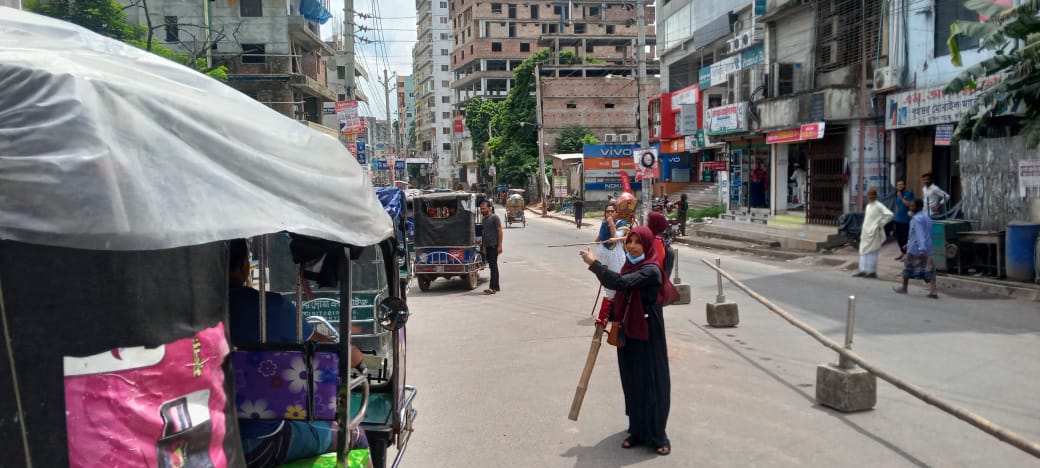 ফরিদপুরের বিভিন্ন স্থানে  ট্রাফিক পুলিশের দায়িত্ব পালন করছে ছাত্র-ছাত্রীরা